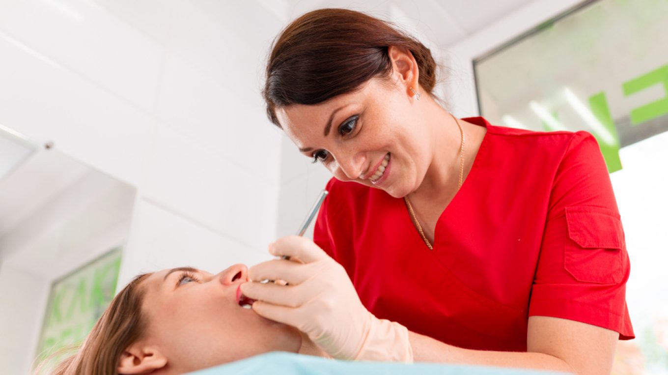 Jak myć zęby: w jaki sposób mogą pomóc tabletki do wykrywania płytki nazębnej?